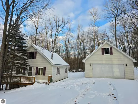 111 Bryant Ave, Roscommon, MI 48653