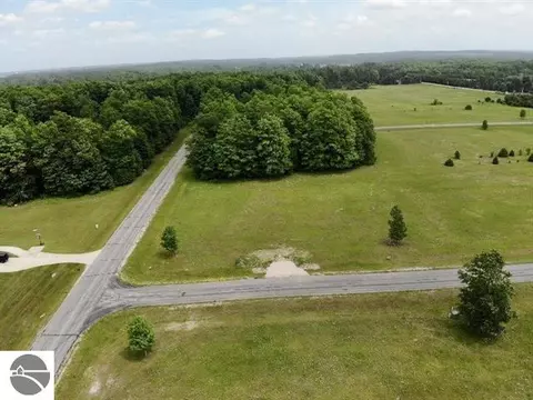 105 Pleasant Hill Dr, Cadillac, MI 49601