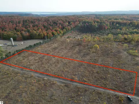 A2 E Kasson Road, Maple City, MI 49664