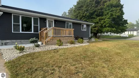 1325 Woodmere, Alma, MI 48801