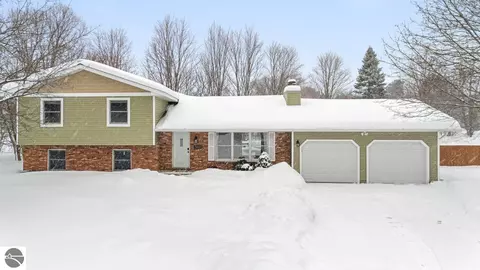 3986 Heatherwood E, Traverse City, MI 49684