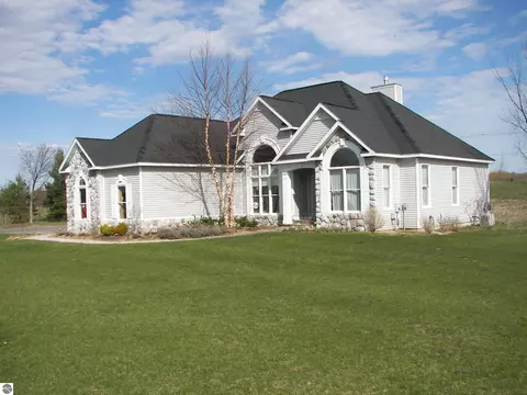 4863 Arbor Grv, Traverse City, MI 49685