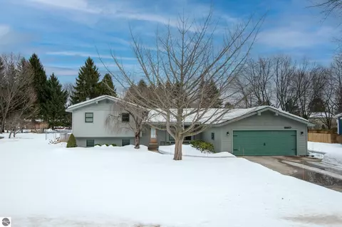 10017 E Lakeview Hills Rd, Traverse City, MI 49684