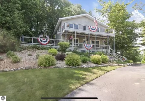 10008 E Lakeview Hills Rd, Traverse City, MI 49684
