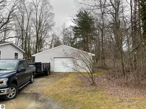 320 N 2nd St, Edmore, MI 48829 photo 2