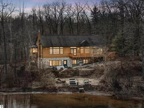 1175 S Arrowhead Trl, Lake City, MI 49651