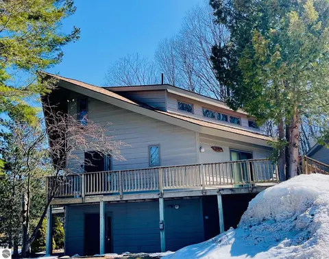 5335 Golfview Rd, Bellaire, MI 49615