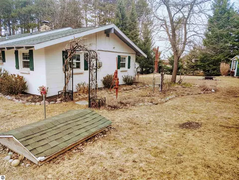 Exterior - 100 Hemlock Rd, Roscommon, MI 48653 photo 6 of 6