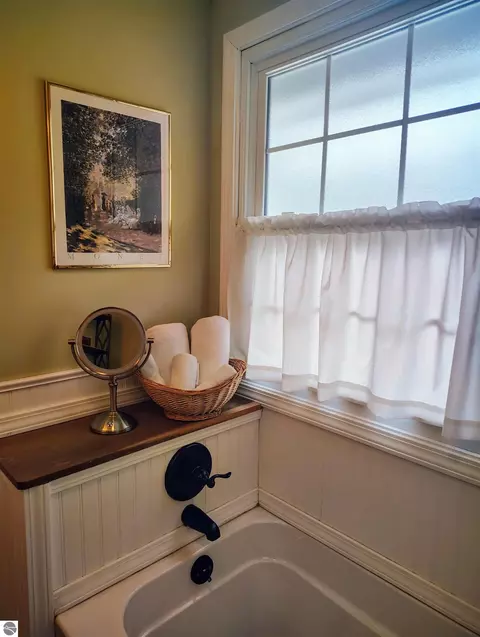 Bath - 100 Hemlock Rd, Roscommon, MI 48653 photo 3 of 5