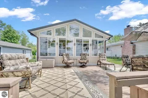 2335 Royal Ln, Hale, MI 48739