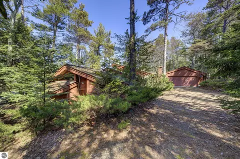 5593 N Leland Woods Dr, Leland, MI 49654