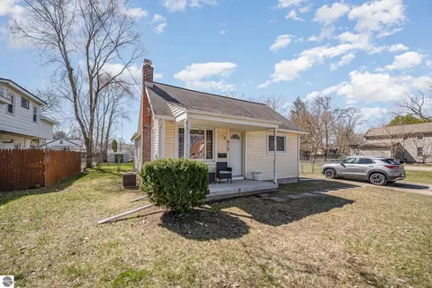 912 E Andre St, Mount Pleasant, MI 48858 photo 1
