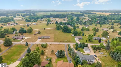 1016 Pyrenees Dr, Lake Isabella, MI 48893