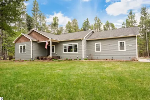1795 White Oak Ln, Interlochen, MI 49643