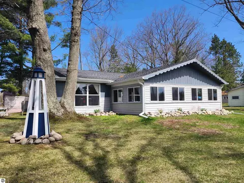 5065 Birch Ct, Hale, MI 48739