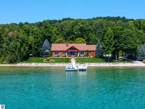 1564 N West Bay Shore Dr, Suttons Bay, MI 49682