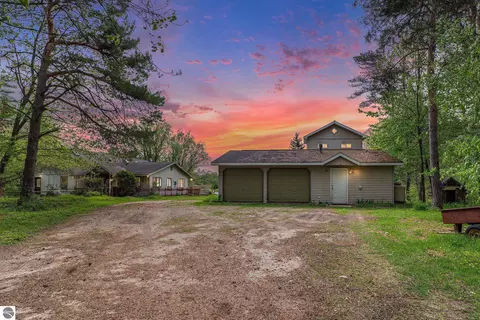 6690 N 39 Rd, Manton, MI 49663