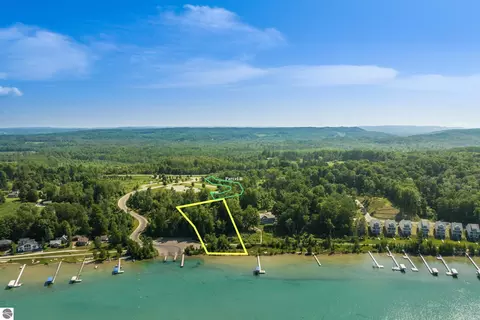 5543 Crystal Ln, Frankfort, MI 49635