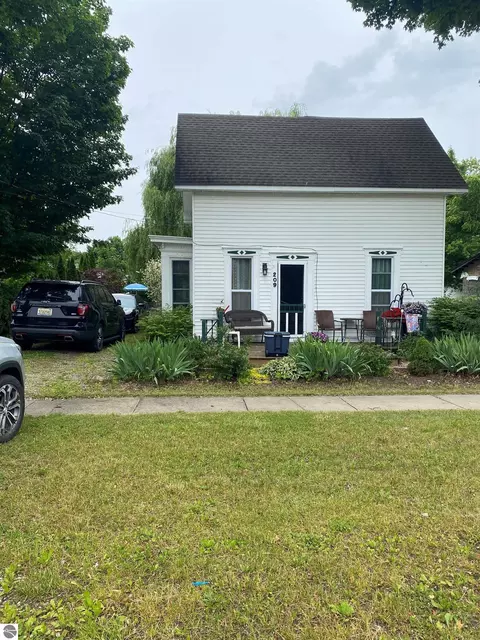 209 N Pine St, Lake City, MI 49651