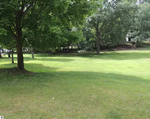 1030 Granada Dr, Lake Isabella, MI 48893