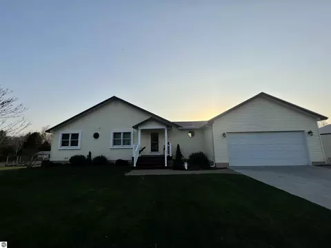 7495 Bennett Rd, Williamsburg, MI 49690
