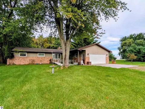 Exterior - 910 N Court St, Au Gres, MI 48703 photo 7 of 14