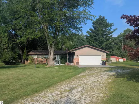 Exterior - 910 N Court St, Au Gres, MI 48703 photo 2 of 14