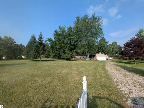 Exterior - 910 N Court St, Au Gres, MI 48703 photo 12 of 14