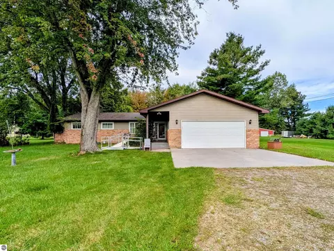 Exterior - 910 N Court St, Au Gres, MI 48703 photo 3 of 14