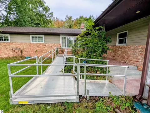 Exterior - 910 N Court St, Au Gres, MI 48703 photo 9 of 14