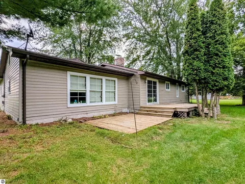 Exterior - 910 N Court St, Au Gres, MI 48703 photo 6 of 14