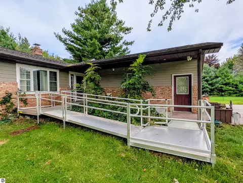 Exterior - 910 N Court St, Au Gres, MI 48703 photo 8 of 14