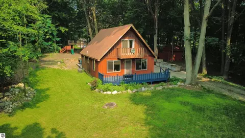 1026 Kent St, Lake Isabella, MI 48893