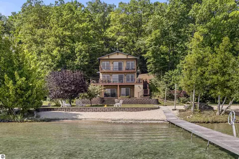 537 Sunkissed Dr, Frankfort, MI 49635