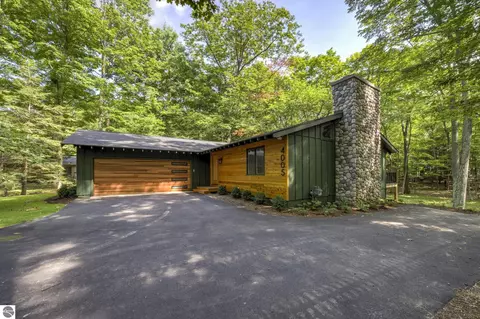 4005 E Oxford Dr, Leland, MI 49654