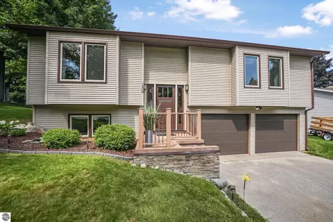 1408 Arnold Ct, Traverse City, MI 49684