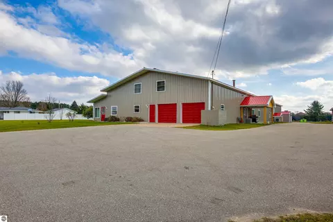 6576 E 34 Rd, Cadillac, MI 49601