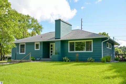 1330 N Orchard Dr, Traverse City, MI 49686