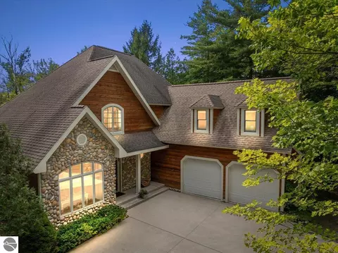 407 N Twin Pines Dr, Lake Leelanau, MI 49653