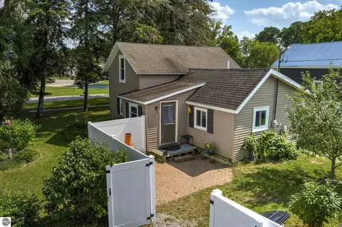 302 Pine St, Kalkaska, MI 49646
