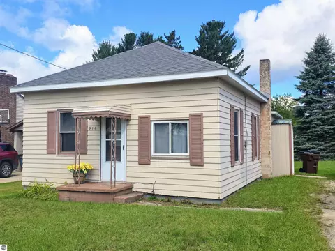 916 Chestnut St, Cadillac, MI 49601