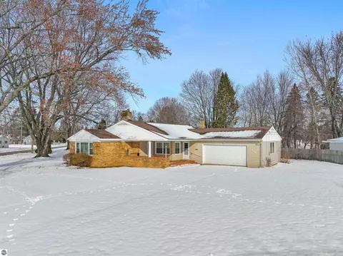 616 Lakeshore Dr, Cadillac, MI 49601