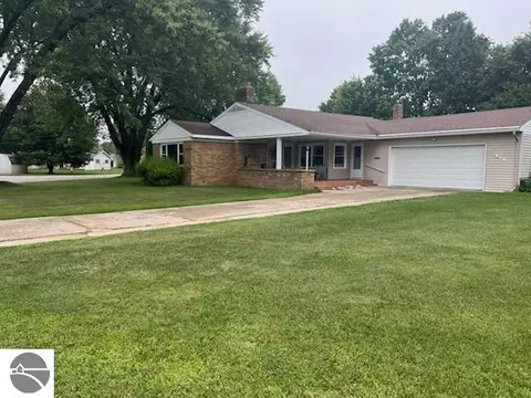 616 Lakeshore Dr, Cadillac, MI 49601