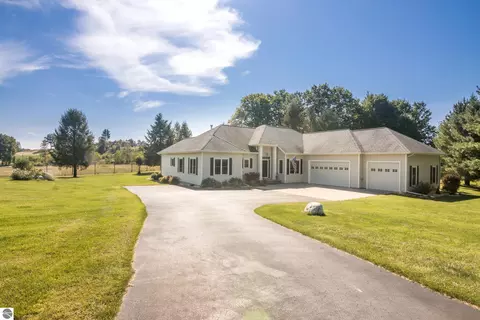 5296 Scofield Trl, Williamsburg, MI 49690