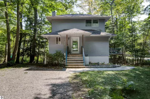 13250 Knollwood Dr, Northport, MI 49670
