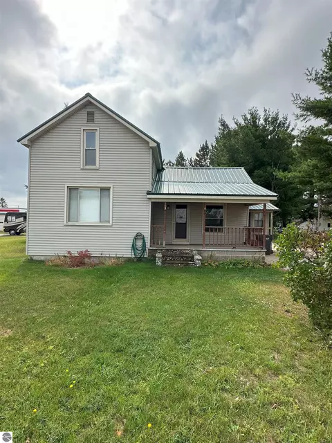 103 Arbor St, Kalkaska, MI 49646