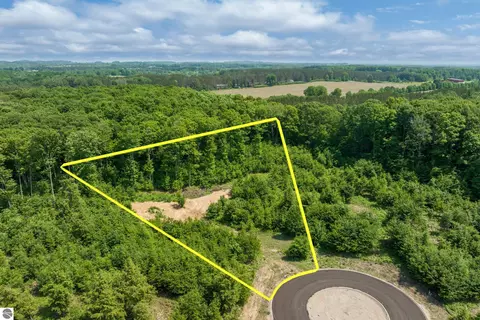 8762 Hemlock Hill Dr, Traverse City, MI 49685