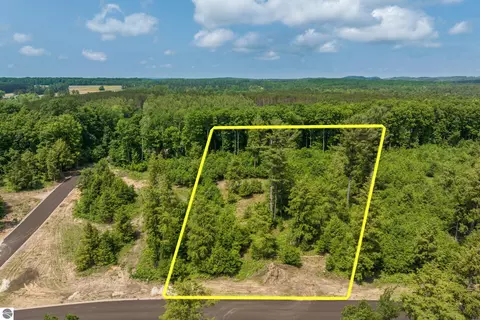 8886 Hemlock Hill Dr, Traverse City, MI 49685