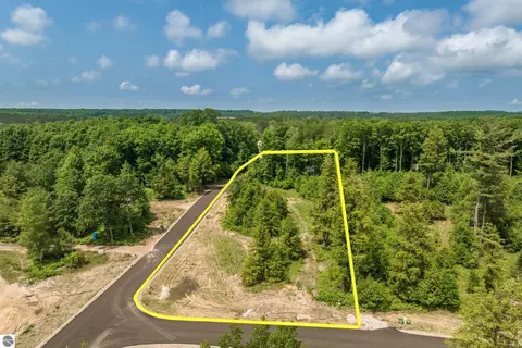 8910 Hemlock Hill Dr, Traverse City, MI 49685