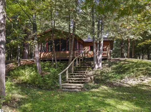 15111 Holly Dr, Thompsonville, MI 49683